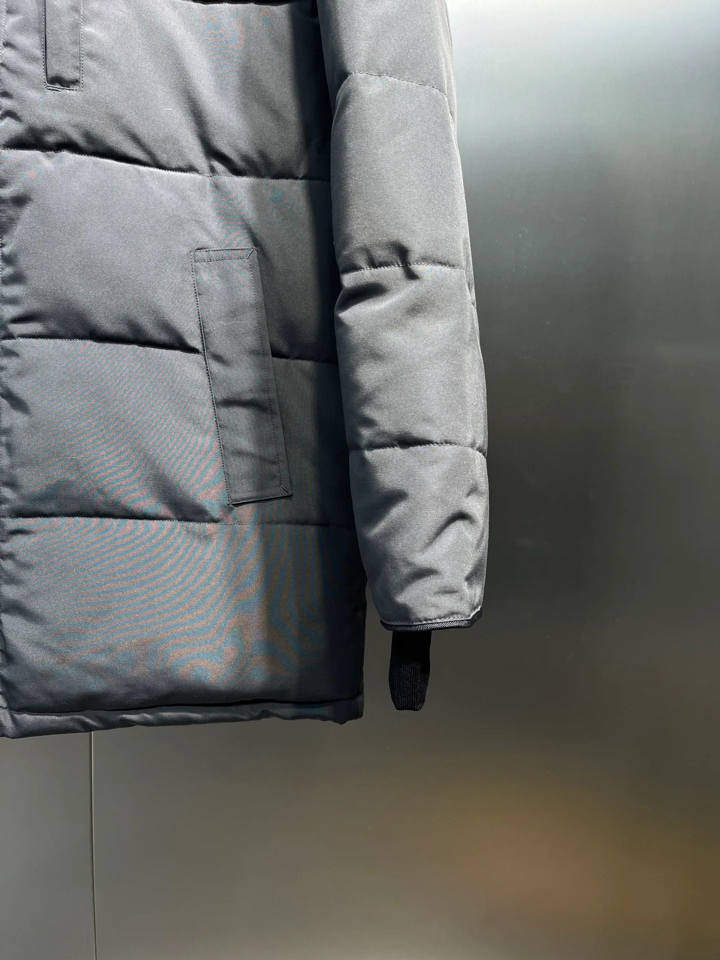 P860 Canada Goose 14 models Canada Goose🌟 Natural Siberian coyote fur collar, the delicate and strong feel, is the sense of life that comes from the erosion of natural wind and frost! Authentic version! All the details are in place! The fabric is made of high-density nano-level waterproof fabric, which is windproof and wear-resistant, and has a certain thickness! The down is 90% national standard white duck down, which can be taken for testing. It uses an imported down flushing machine for accurate down flushing! The grams are guaranteed to be the same. It will not be like the hand racing in small workshops, resulting in more velvet here and less velvet there. The zipper is the YKK brand used by Canada Goose! Smooth and comfortable on both sides! In order to prevent cold wind from pouring in, a double closure design is adopted. On the premise of the traditional zipper fly, a secondary closure with large military buttons is used to bring better warmth retention effect. It retains the classic hooded design and uses super large luxurious wolf fur to protect against wind and cold! The fur collar is removable! It doesn’t matter how low the temperature is this winter, a big goose suit is enough. I’ll give you the wind and temperature!  Size: s-xxl